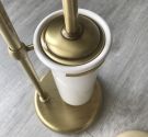 Piantana da bagno con tubo porta scopino in ceramica bianca e porta carta igienica, stile classico linea vintage per arredamento