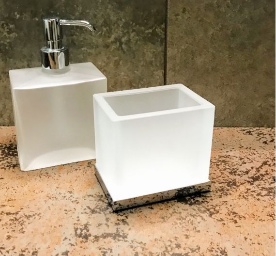 Bicchiere in cristallo di alta qualità per arredare il bagno forma quadrata ed elegante design made in Italy 