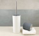 Porta scopino linea minimale retrò per arredamento da bagno con tubo in ceramica e scopino anti batterico produzione artigianale