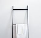 Échelle de salle de bains de trois tiges portant des lingettes de bidet, serviette de main et meubles de serviette de douche