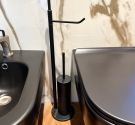 Piantana wc porta scopino e carta igienica finitura nero opaco anti ruggine e alta qualità artigianale