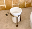 Bicchiere da lavabo porta spazzolini da denti in ceramica bianca e supporto in ottone bronzato anti ruggine qualità nell'arredo 